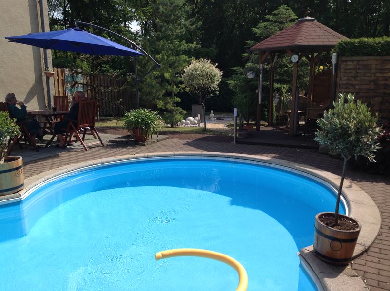 Beheizter Pool im Saunagarten bei Tageslicht