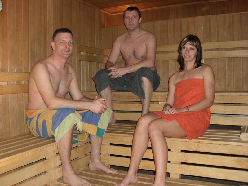 Gäste auf den Holzbänken der finnischen Sauna