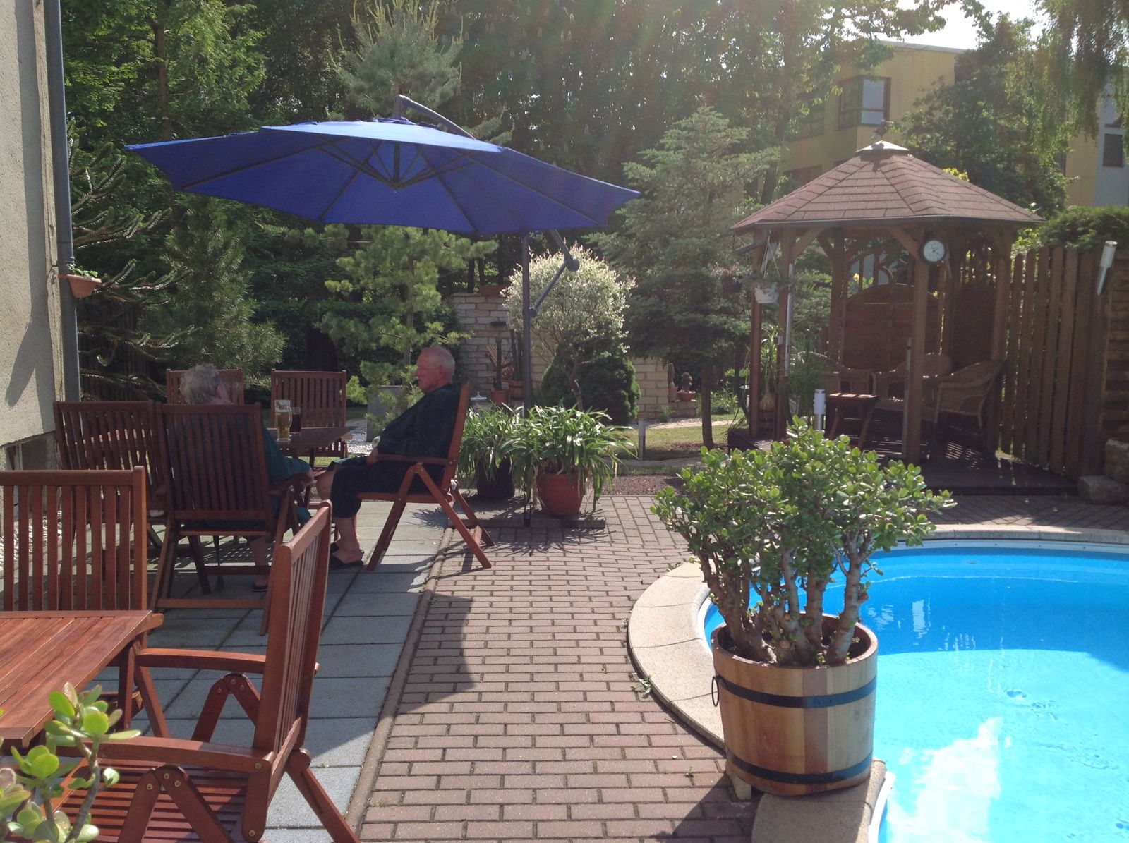 Terrasse mit Liegestühlen am Pool